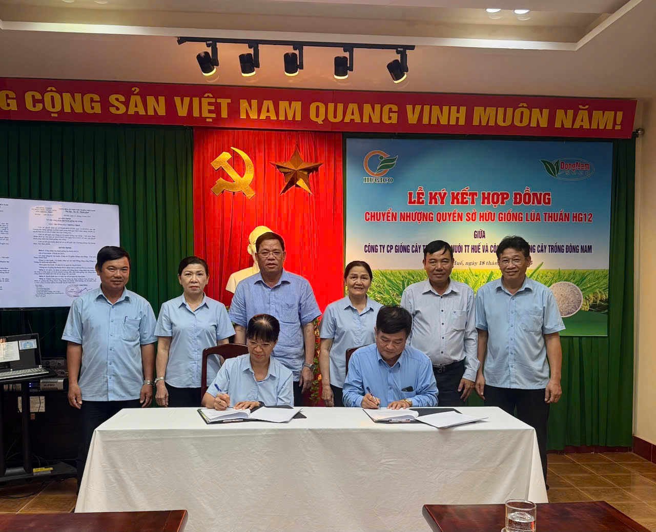 Lễ ký kết hợp đồng chuyển nhượng quyền sở hữu giống lúa thuần HG12
